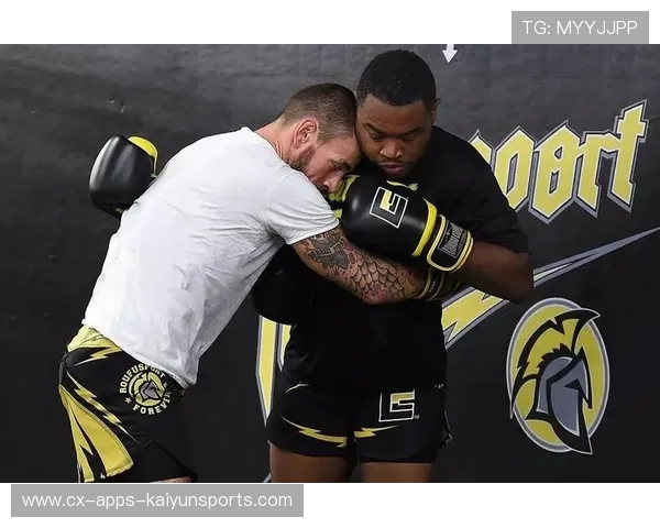 UFC冠军胜利瞬间的狂热:那一刻,他怒摔麦克风引发的热议